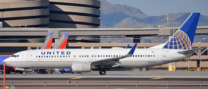 United Boeing 737-824 N33209, Phoenix Sky Harbor, January 9, 2016